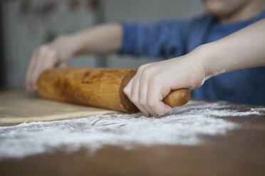 Kleiner Junge bereitet Teig mit Nudelholz vor, Nahaufnahme - RBF004240