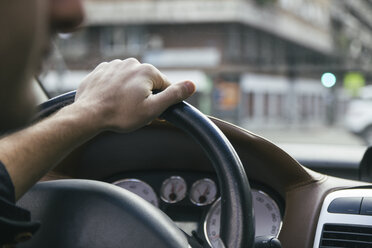 Hand eines Mannes, der ein Auto fährt - ABZF000272