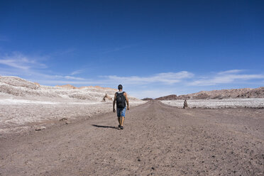 Chile, San Pedro de Atacama, Tal des Mondes, Rückenansicht eines Wanderers in der Wüste - MAUF000297