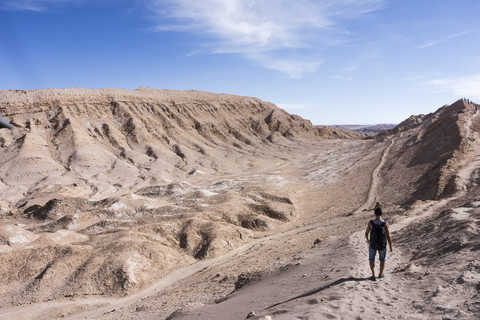 Chile, San Pedro de Atacama, Tal des Mondes, Rückenansicht eines Wanderers in der Wüste, lizenzfreies Stockfoto