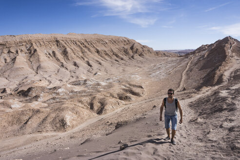 Chile, San Pedro de Atacama, Tal des Mondes, Mann wandert in der Wüste - MAUF000299