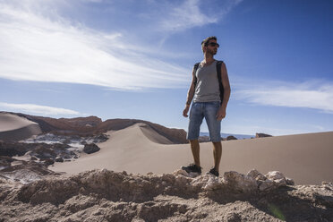 Chile, San Pedro de Atacama, Tal des Mondes, Wanderer in der Wüste - MAUF000300