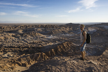 Chile, San Pedro de Atacama, Tal des Mondes, Wanderer mit Blick auf die Aussicht - MAUF000301