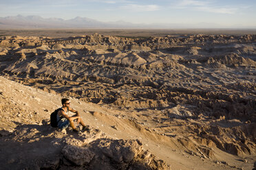 Chile, San Pedro de Atacama, Tal des Mondes, Wanderer beim Entspannen in der Wüste - MAUF000302