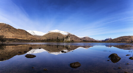 Schottland, Highlands, Blick auf die Ruine von Kilchurn Castle mit Loch Awe im Vordergrund - SMAF000446