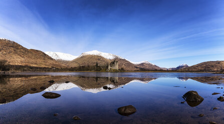 Scotland, Highlands, view to ruin of Kilchurn Castle with Loch Awe in the foreground - SMAF000446