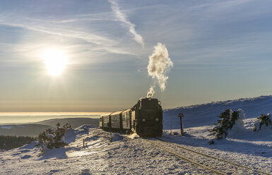 Deutschland, Sachsen-Anhalt, Nationalpark Harz, Brocken, Harzer Schmalspurbahn im Winter - PVCF000791