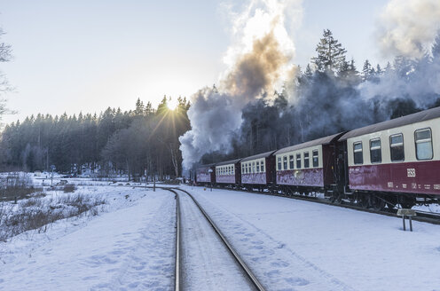 Deutschland, Sachsen-Anhalt, Nationalpark Harz, Harzer Schmalspurbahn im Winter - PVCF000792