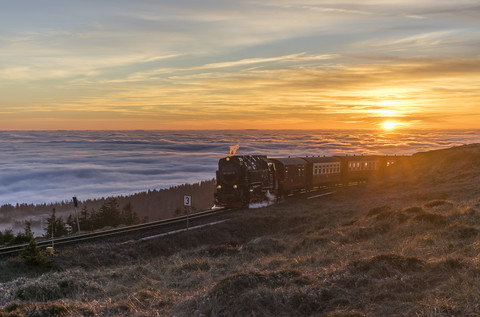 Deutschland, Sachsen-Anhalt, Nationalpark Harz, Brocken, Harzer Schmalspurbahn am Abend im Winter, lizenzfreies Stockfoto