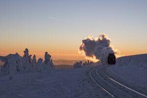 Deutschland, Sachsen-Anhalt, Nationalpark Harz, Brocken, Harzer Schmalspurbahn im Winter - PVCF000798