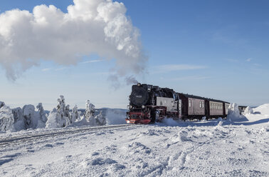 Deutschland, Sachsen-Anhalt, Nationalpark Harz, Brocken, Harzer Schmalspurbahn im Winter - PVCF000799
