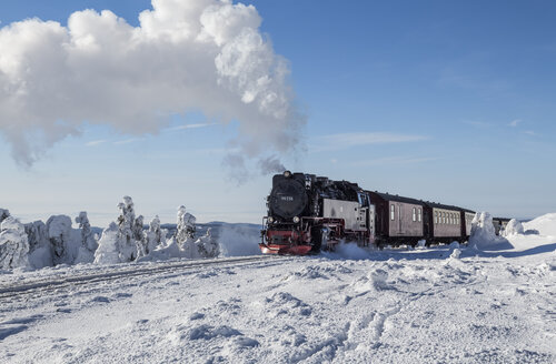 Germany, Saxony-Anhalt, Harz National Park, Brocken, Harz Narrow Gauge Railway in winter - PVCF000799