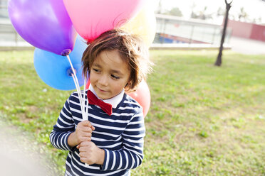 Kleiner Junge mit einer roten Fliege und Luftballons - VABF000313