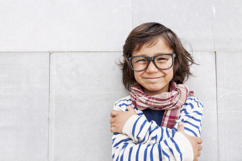 Porträt eines grinsenden kleinen Jungen mit Halstuch und übergroßer Brille - VABF000320