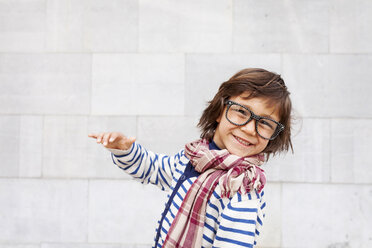 Porträt eines lachenden kleinen Jungen mit Halstuch und übergroßer Brille - VABF000322