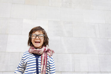 Porträt eines lachenden kleinen Jungen mit Halstuch und übergroßer Brille - VABF000323