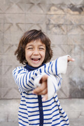 Porträt eines lachenden kleinen Jungen, der auf den Betrachter zeigt - VABF000326