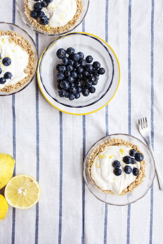 Törtchen mit Zitronenquark und Heidelbeeren, lizenzfreies Stockfoto