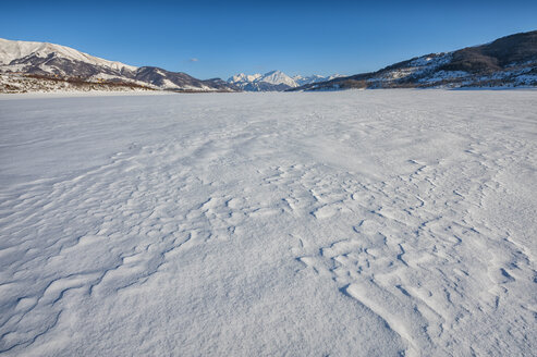 Italien, Abruzzen, Nationalpark Gran Sasso e Monti della Laga, Campotosto-See im Winter komplett zugefroren - LOMF000228