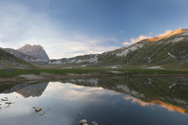 Italien, Abruzzen, Nationalpark Gran Sasso e Monti della Laga, Hochebene Campo Imperatore, Gipfel Corno Grande spiegelt sich im Petranzoni-See bei Sonnenuntergang - LOMF000233