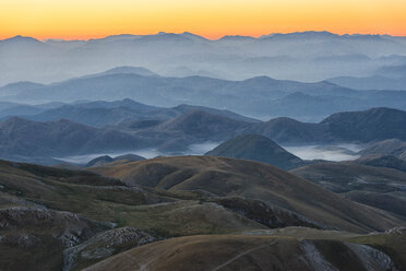 Italy, Abruzzo, Gran Sasso e Monti della Laga National Park, Plateau Campo Imperatore at sunrise - LOMF000235