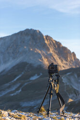 Italien, Abruzzen, Nationalpark Gran Sasso e Monti della Laga, Kamera auf Stativ vor dem Gipfel Corno Grande - LOMF000237