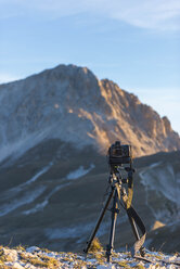 Italy, Abruzzo, Gran Sasso e Monti della Laga National Park, Camera on tripod in front of peak Corno Grande - LOMF000237