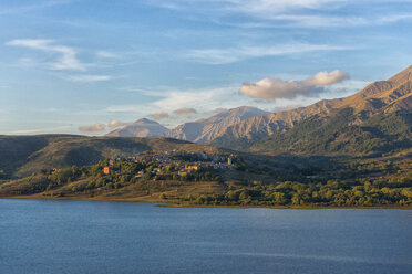 Italien, Abruzzen, Nationalpark Gran Sasso e Monti della Laga, Campotosto See und Stadt Campotosto bei Sonnenuntergang - LOMF000238