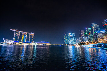Singapur, Blick auf das Marina Bay Sands Hotel und Hochhäuser bei Nacht - LEF000001