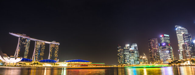 Singapur, Blick auf Marina Bay Sands Hotel und Hochhäuser bei Nacht, Panorama - LEF000002