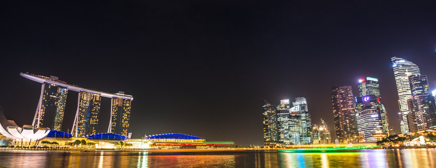 Singapur, Blick auf Marina Bay Sands Hotel und Hochhäuser bei Nacht, Panorama - LEF000002