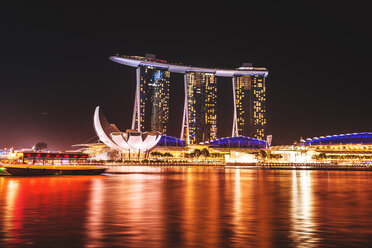 Singapur, Blick auf das Marina Bay Sands Hotel bei Nacht - LEF000003