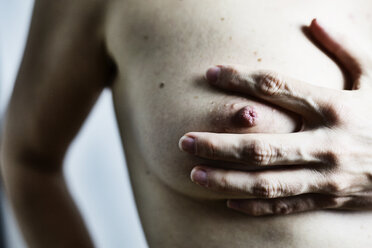 Nackte Frau berührt ihre Brust - JATF000858