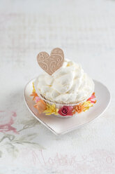 Cupcake mit Vanillecreme und Papierblumendekoration, selbstgemacht - MYF001387