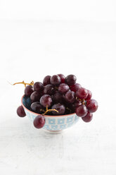 Schale mit roten Weintrauben auf weißem Grund - MYF001392