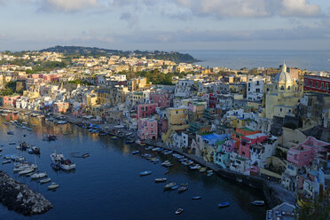 Italien, Kampanien, Phlegräische Inseln, Procida, Marina di Corricella - LBF001408