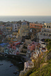 Italien, Kampanien, Phlegräische Inseln, Procida, Marina di Corricella bei Sonnenuntergang - LBF001411