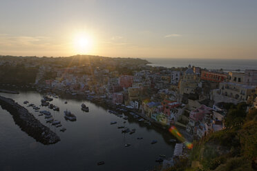 Italien, Kampanien, Phlegräische Inseln, Procida, Marina di Corricella bei Sonnenuntergang - LBF001412