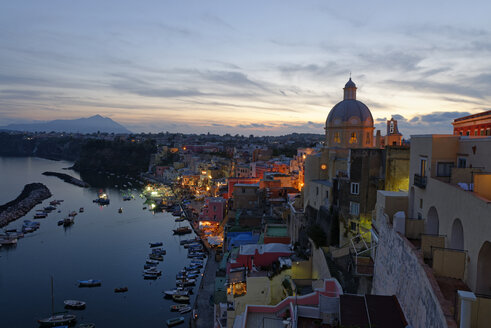 Italien, Kampanien, Phlegräische Inseln, Procida, Marina di Corricella in der Abenddämmerung - LBF001416