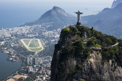 Brasilien, Luftaufnahme von Rio De Janeiro, Corcovado-Berg mit Christus-Erlöser-Statue - MAUF000305