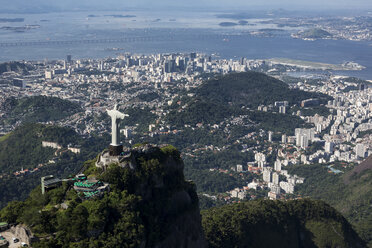 Brasilien, Luftaufnahme von Rio De Janeiro, Corcovado-Berg mit Christus-Erlöser-Statue - MAUF000306