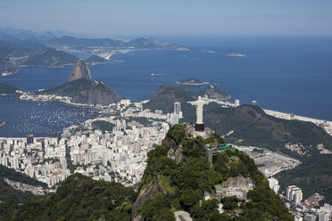 Brasilien, Luftaufnahme von Rio De Janeiro, Corcovado-Berg mit Christus-Erlöser-Statue - MAUF000309