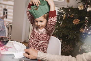 Junge setzt seine Papierkrone zu Weihnachten auf - MFF002841