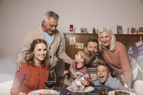 Glückliche Familie aus drei Generationen beim Weihnachtsessen - MFF002844