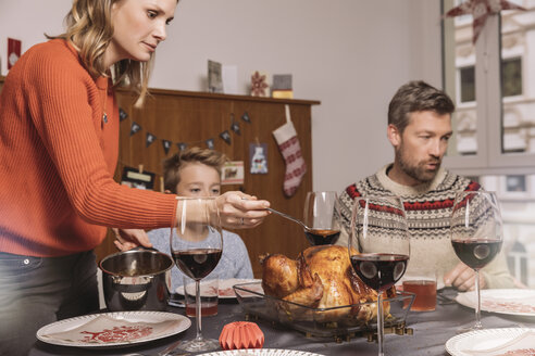 Familie vor dem Weihnachtsessen - MFF002846