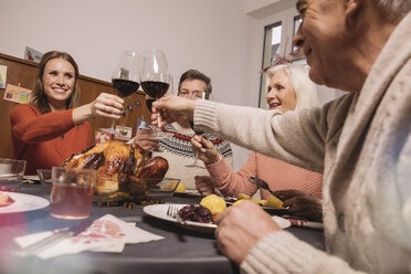 Familie stößt beim Weihnachtsessen an - MFF002854