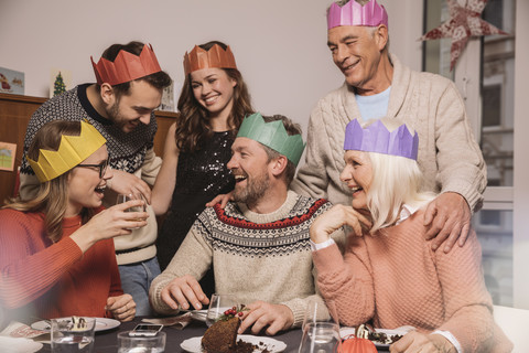 Glückliche Familie nach dem Weihnachtspuddingessen, lizenzfreies Stockfoto