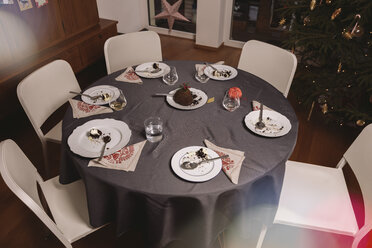 Tisch nach dem Weihnachtspudding - MFF002873