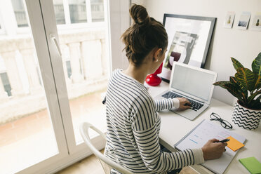 Frau arbeitet im Heimbüro - EBSF001272