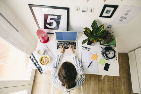 Frau arbeitet im Heimbüro - EBSF001275